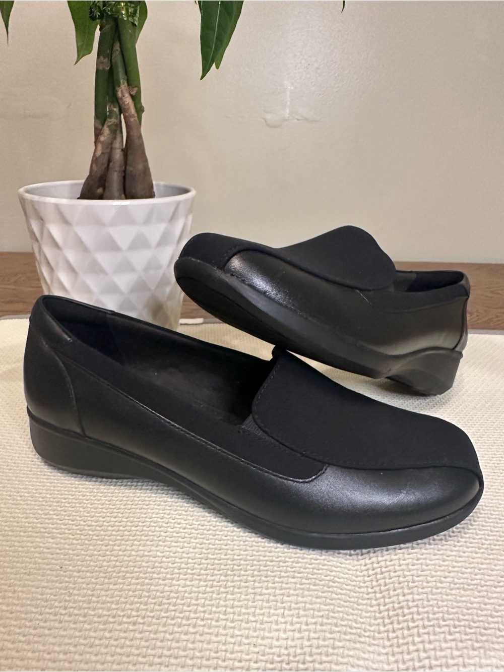 NWOT Clark’s Gael Castor Black Flats Women's Loafer Size 7.5